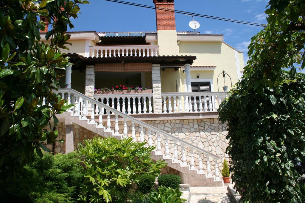 Apartments Petricic With Swimming Pool Ičići Dış mekan fotoğraf